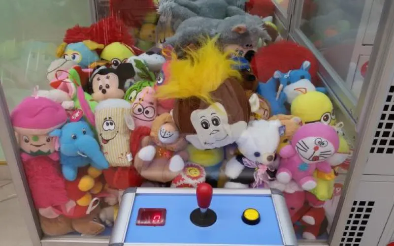 Барнаулец украл игрушки из автомата и раздал их прохожим