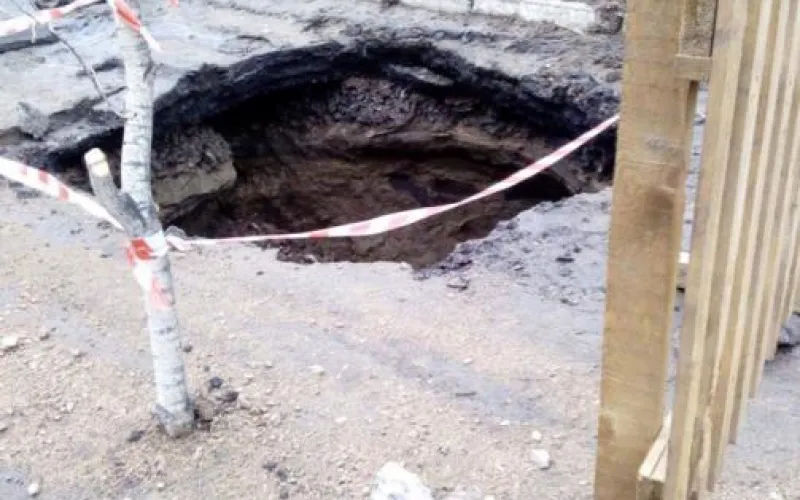 Рядом с роддомом в Рубцовске обвалилась дорога