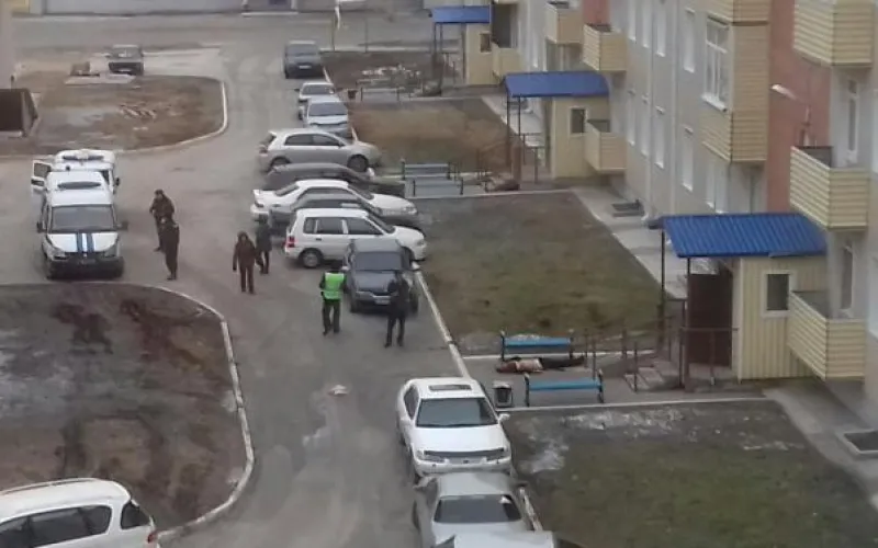 Бийчане обнаружили во дворе тело мужчины