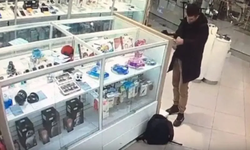 Видео: неизвестные украли из барнаульского ТРЦ три пары наушников