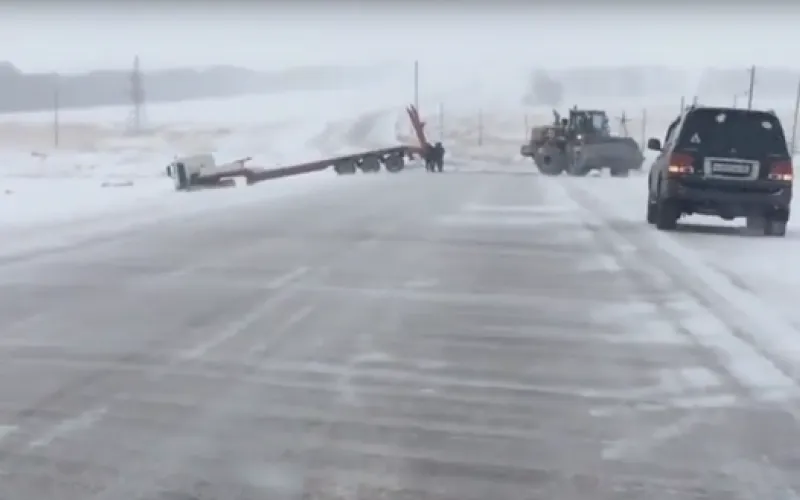 Тягач слетел с трассы в Алтайском крае 