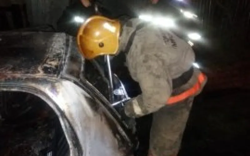 Машину в Барнауле тушили 7 человек 