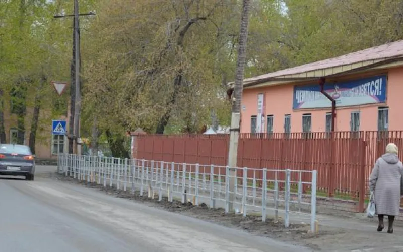 Ограждение, разделяющее проезжую часть и тротуар, установили на улице Маяковского