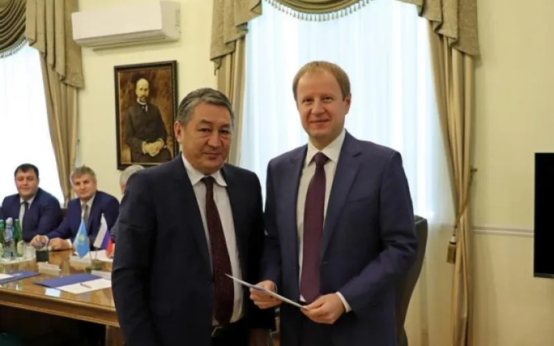 Губернатор Алтайского края встретился с консулом Казахстана