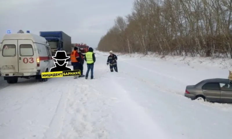 Автомобиль слетел в кювет на алтайской трассе