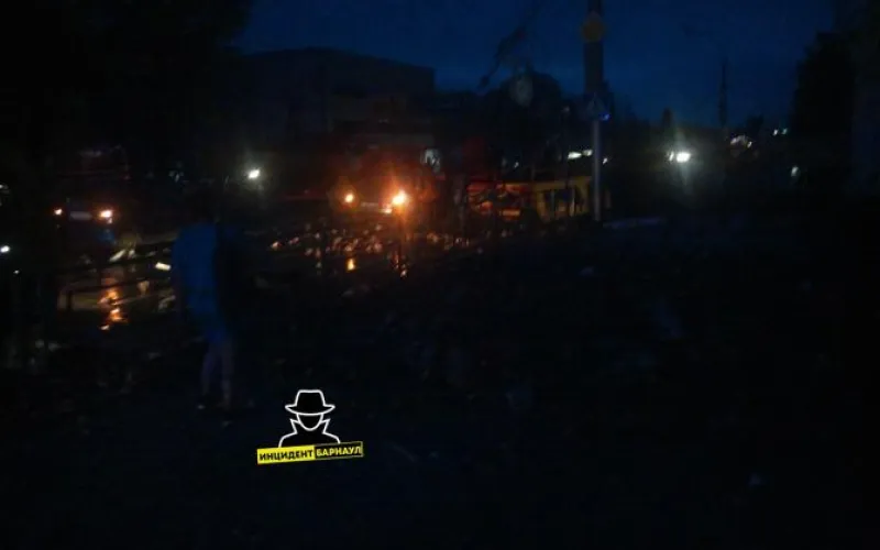 Кран упал на проезжую часть во время урагана в Барнауле 