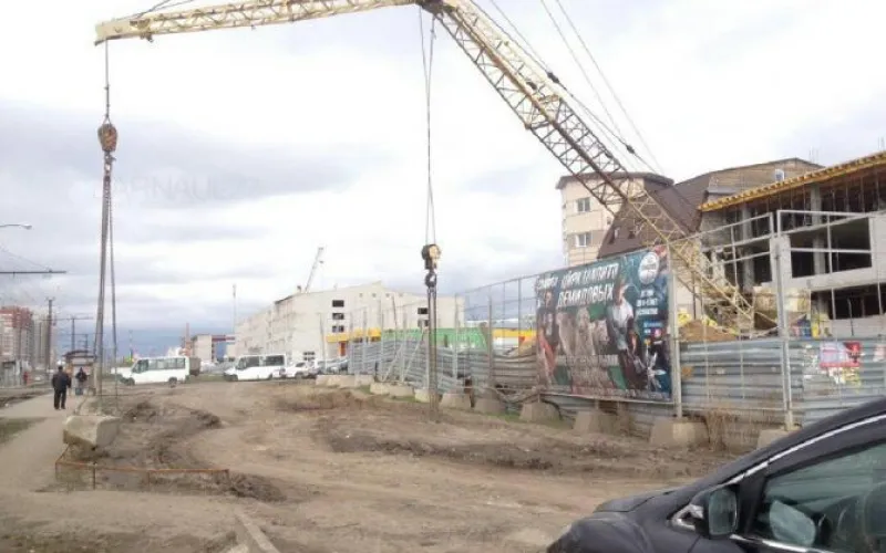 Кран упал на стройке в Барнауле 
