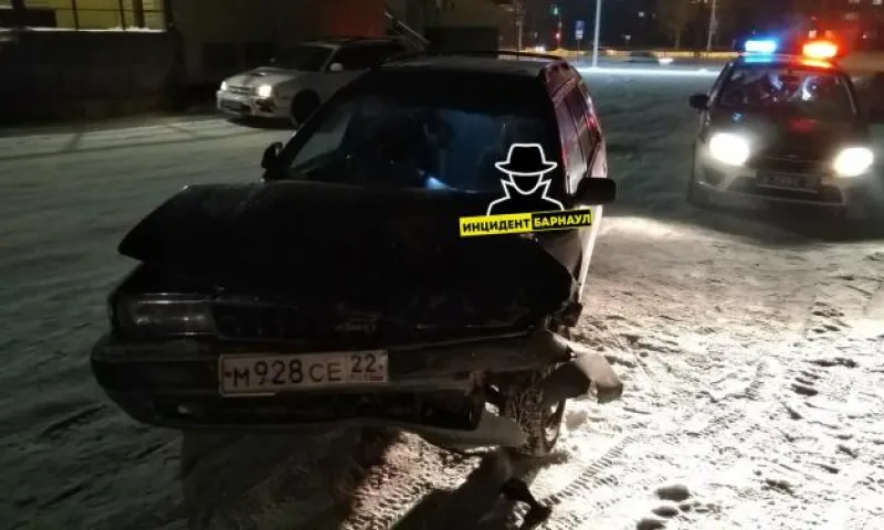 Жесткое столкновение трех автомобилей произошло в Барнауле
