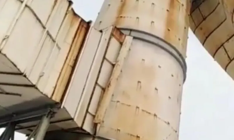 Видео: сильный ветер смял и повалил трубу на Заринской ТЭЦ 