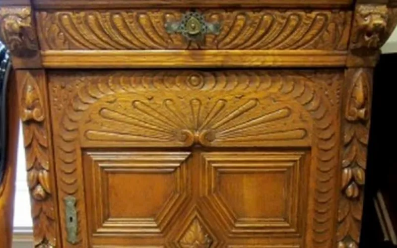 Антикварный буфет продают в Барнауле