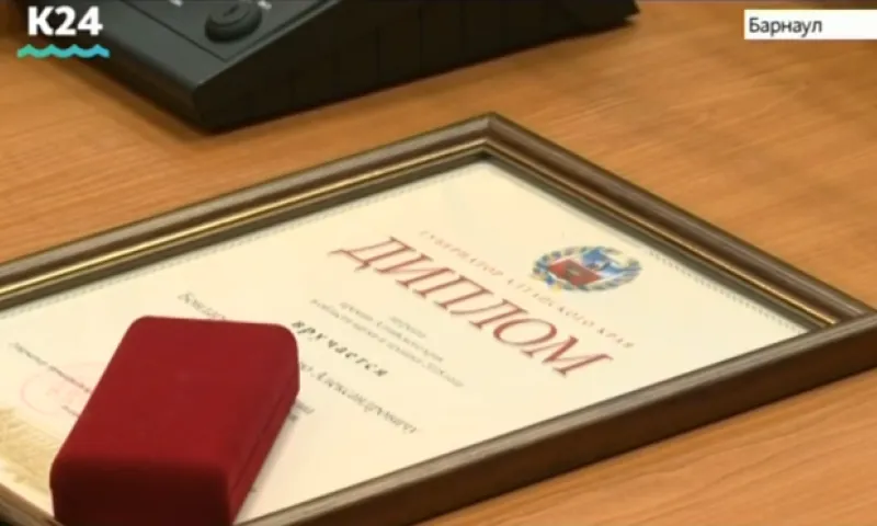 Губернатор Виктор Томенко и председатель краевого парламента Александр Романенко вручили премии в области науки и техники, а также губернаторскую премию имени Петра Столыпина