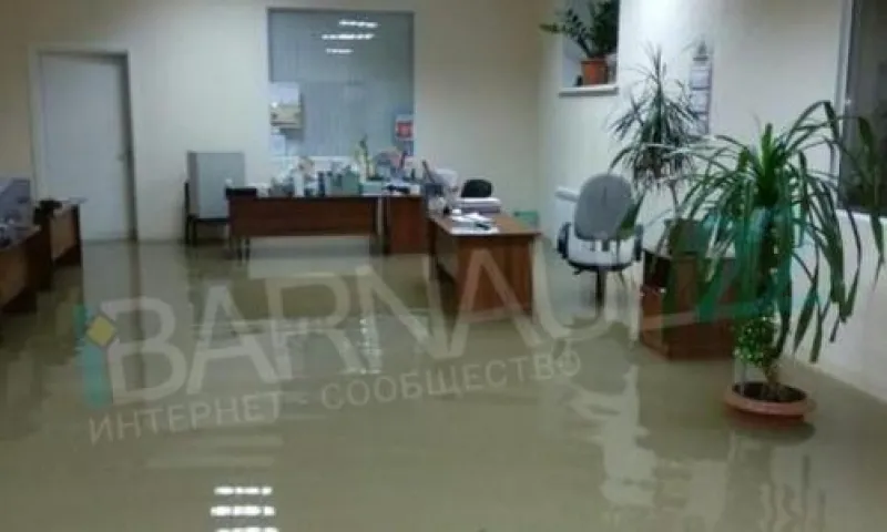 Соцсети: офисы в центре Барнаула затопило в результате аварии