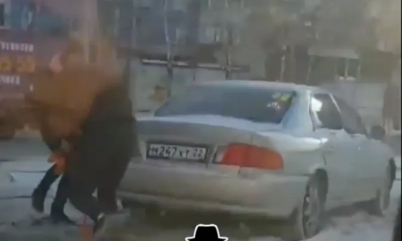 Автомобиль выбросило на рельсы в Барнауле