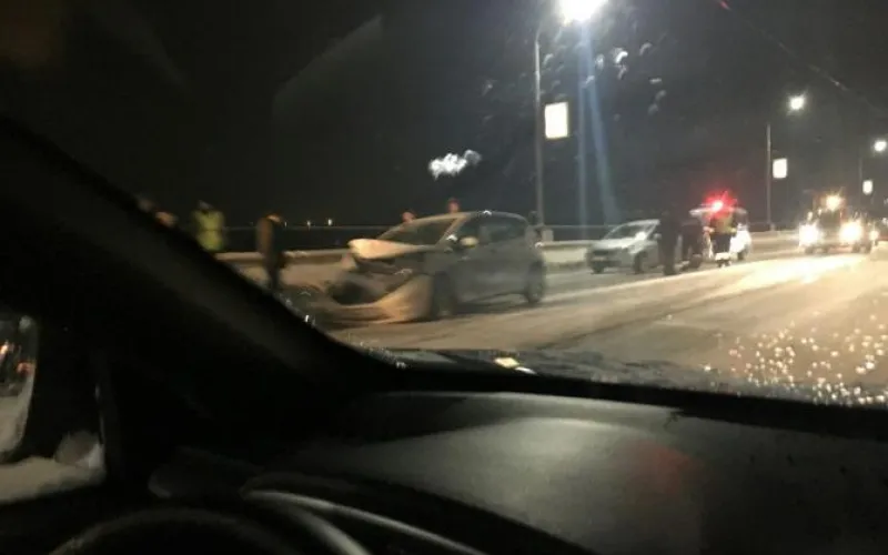 По встречной: машина на полном ходу врезалась в снегоуборочную машину в Алтайском крае 