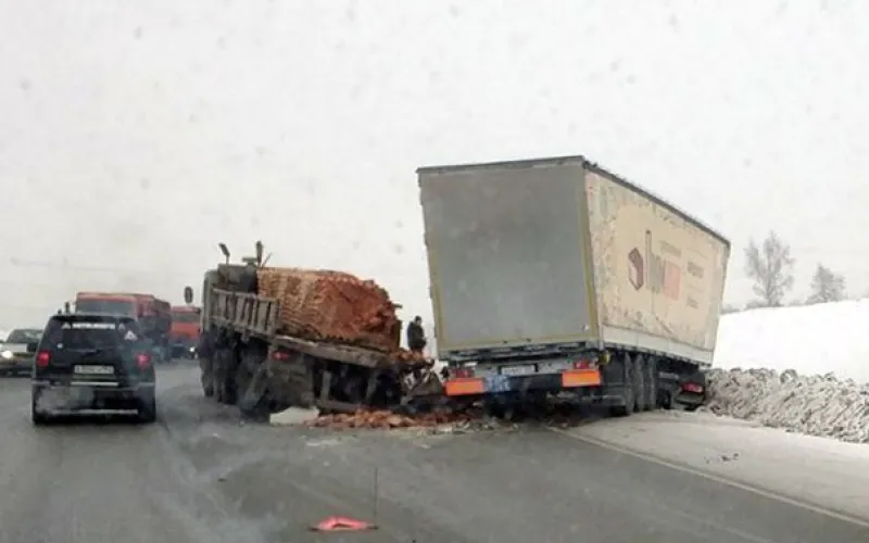 Фура с бумагой врезалась в КамАЗ с кирпичами на Чуйском тракте