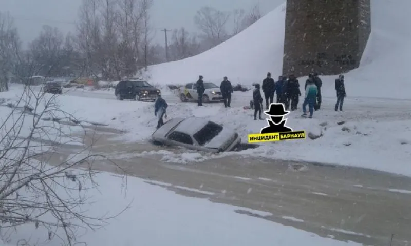 Машина слетела в реку на объездной дороге в Барнауле