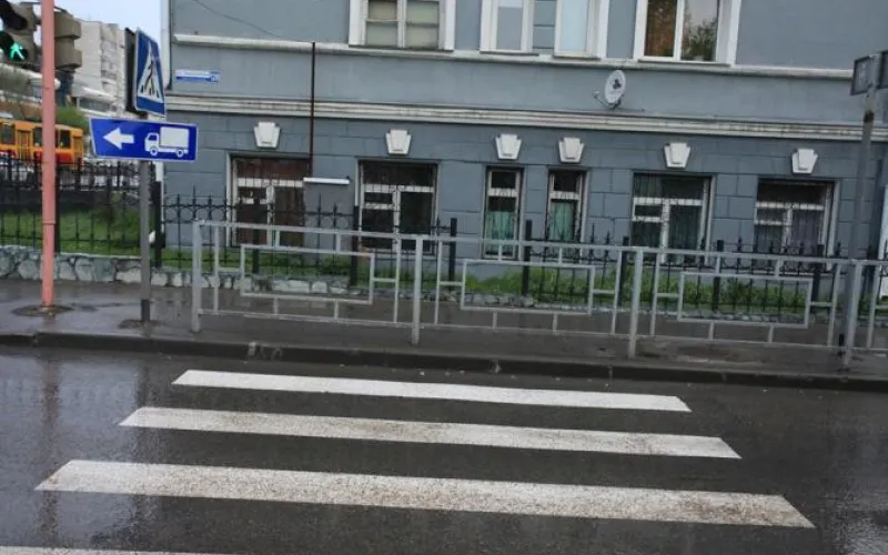Пешеходный переход, заканчивающийся забором, появился в Барнауле