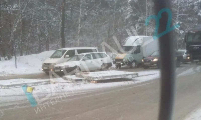 Огромная пробка образовалась в Барнауле из-за упавшей бетонной плиты 
