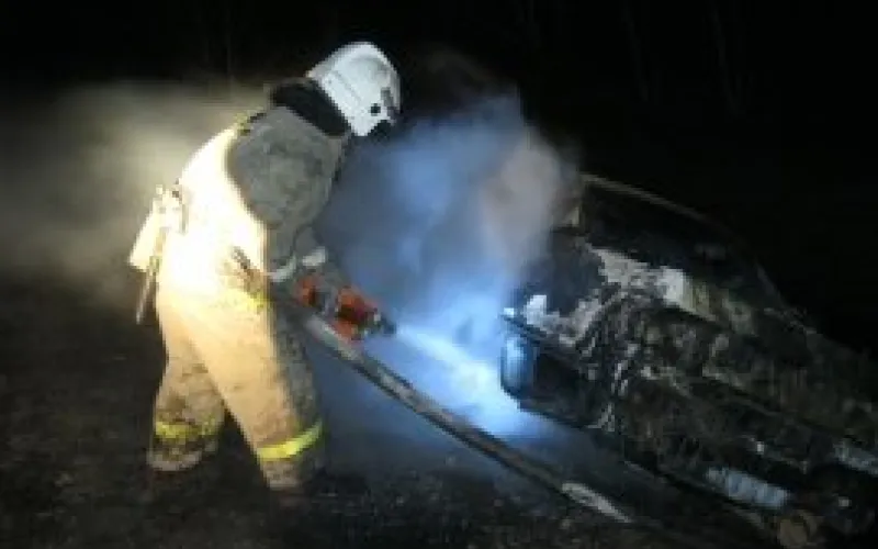 Пожарные 12 минут тушили автомобиль в Алтайском крае 