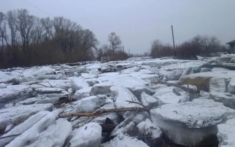 Огромные льдины ломают всё на своём пути: паводок в Петропавловском районе 