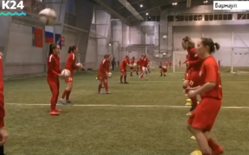 «Алтай спортивный»: тренер женской футбольной команды «Алтай» Оксана Жбанникова и её воспитанницы