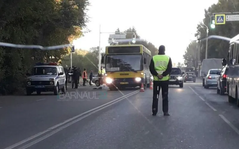 Пассажирский автобус насмерть сбил женщину в Барнауле