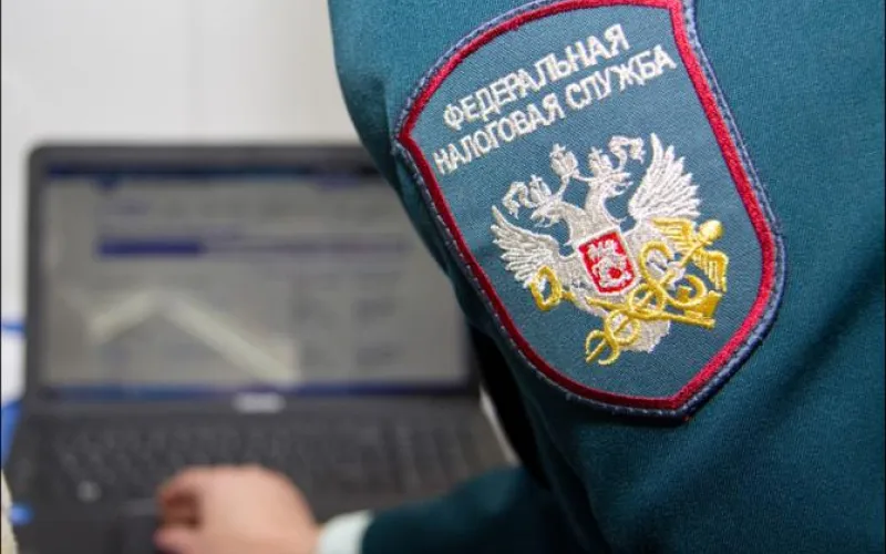 Житель Алтайского края мог лишиться нескольких тысяч рублей за налоговый долг в 1 копейку