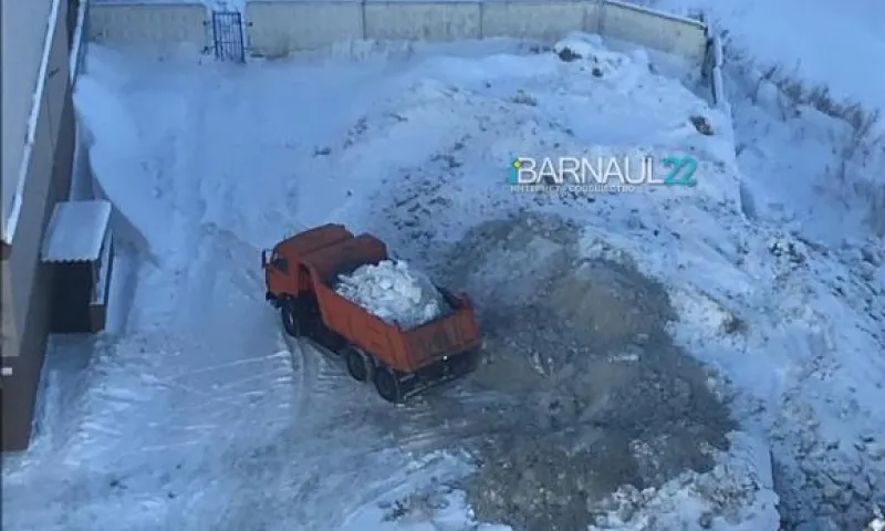Барнаульцы жалуются вывоз снега в прибрежную зону реки Обь