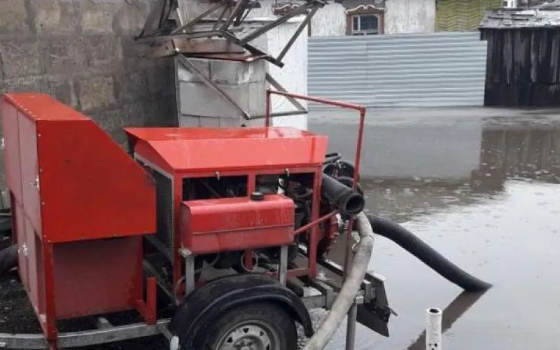 Воду из дворов барнаульцев откачивали 13 бригад