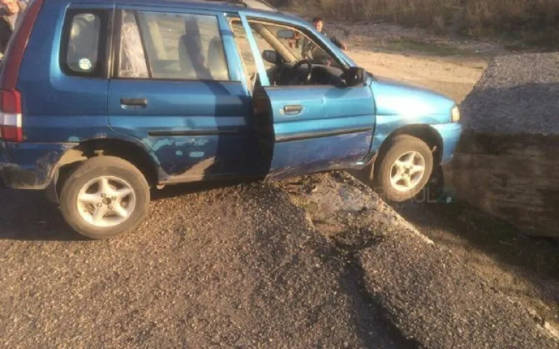 Автомобиль чуть не слетел в реку на дамбе в Барнауле 