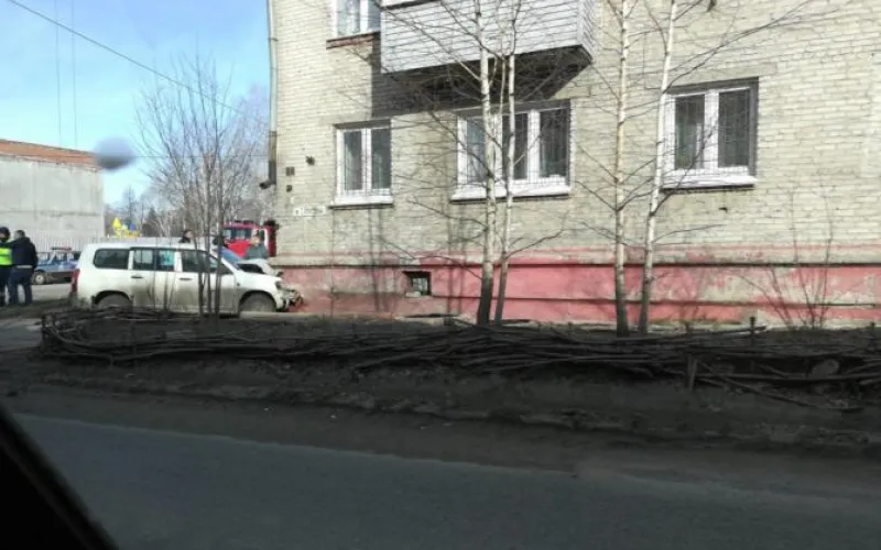 Легковушка врезалась в многоэтажку в Барнауле 