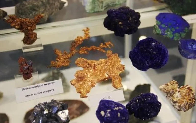 «Натуральный камень или подделка?»: необычную программу подготовили в алтайском музее минералов