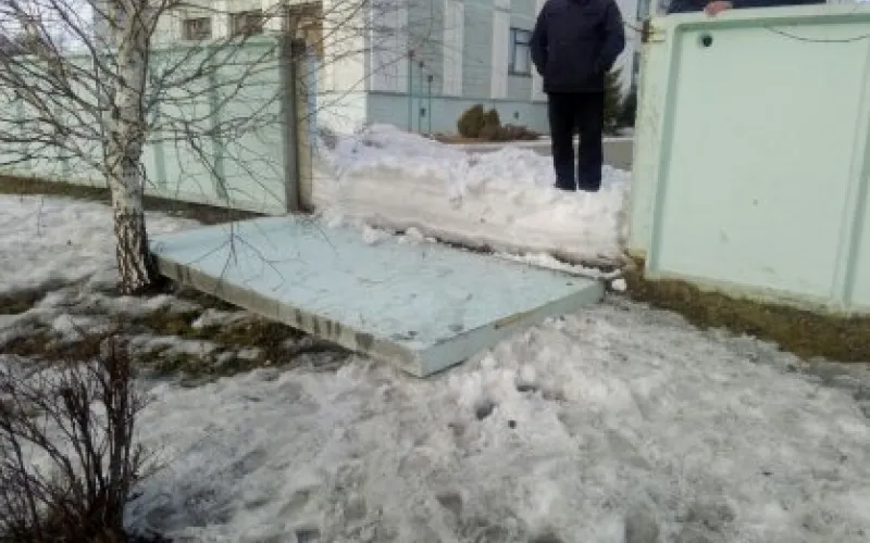 Следком Алтайского края начал проверку по факту падения плиты на школьницу