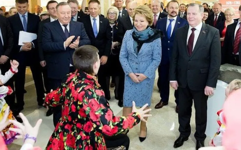 Удостоверение и значок сенатора вручили Александру Карлину
