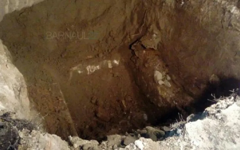 Барнаульский водоканал устраняет повреждение на коллекторе