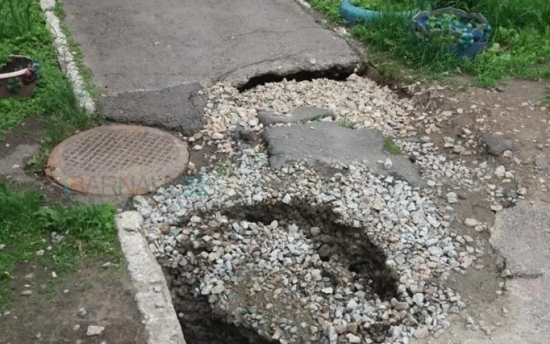 Барнаульцы жалуются на растущую дыру у подъезда жилого дома
