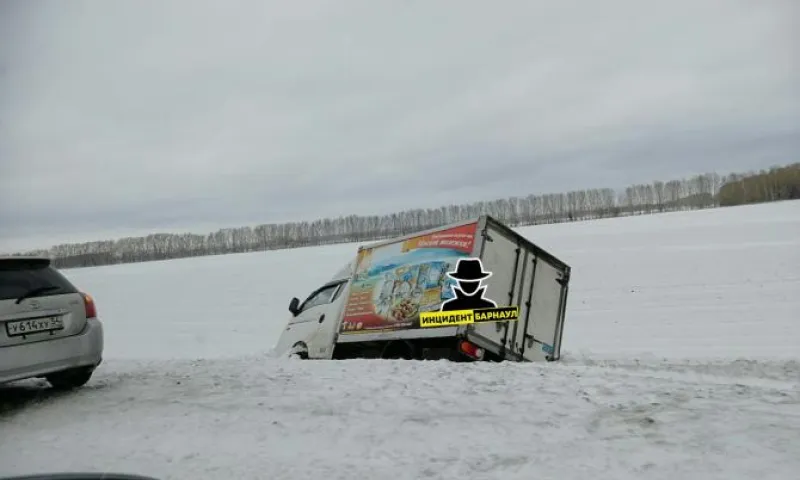 Сильный ветер сдувает автомобили с дороги на алтайских трассах