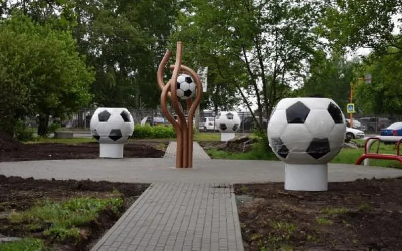 Футбольные вазы установили в сквере у Парка спорта