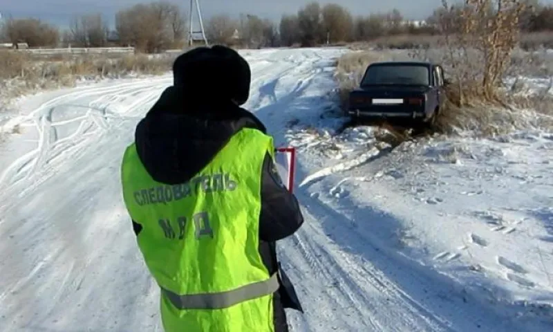 Молодой человек попытался угнать автомобиль, но застрял в снегу в Алтайском крае