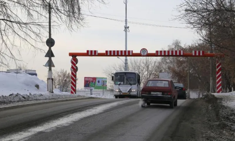 Ограничительные рамки несколько раз сбивали на Старом мосту в Барнауле