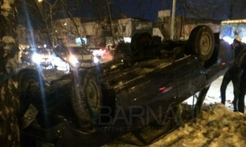 Перевернутый автомобиль нашли в барнаульском дворе