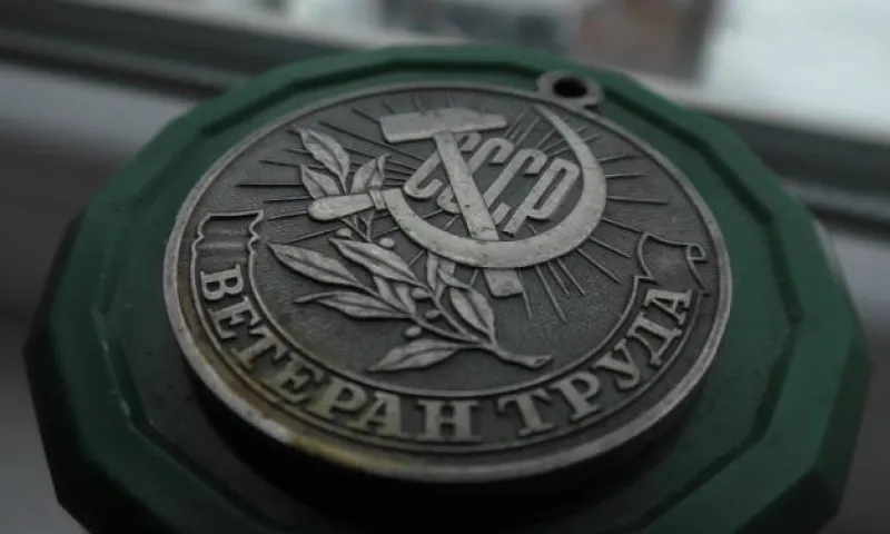 Почётное звание «Ветеран труда» получил 121 житель Алтайского края