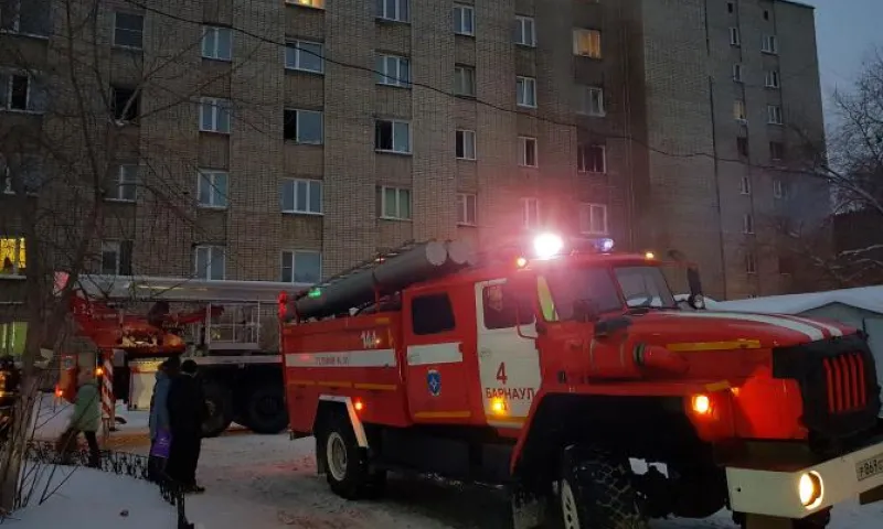 Загоревшуюся квартиру в кирпичной девятиэтажке тушили 26 пожарных