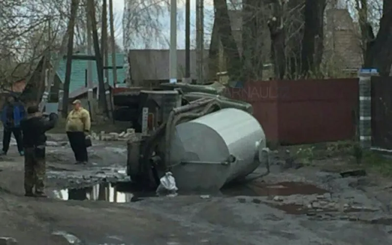 Грузовик перевернулся на дороге в Барнауле