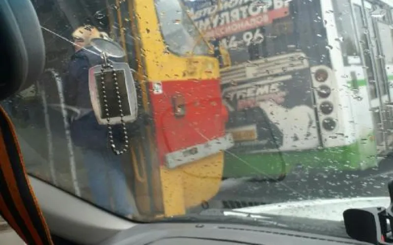 Трамвай врезался в автобус в Барнауле 