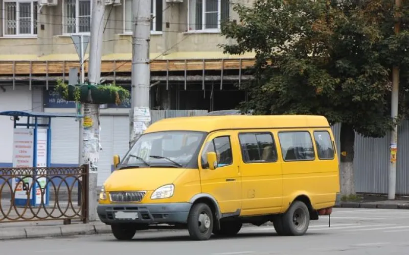 Халатность водителя маршрутки в Барнауле едва не привела к трагедии 