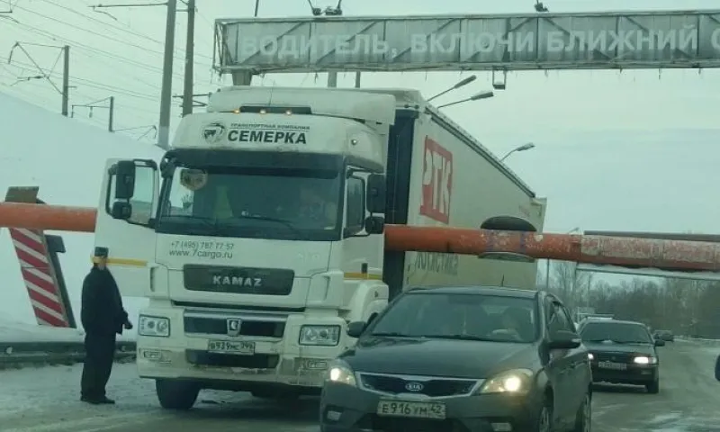 Фура сбила ограничитель высоты на старом мосту в Барнауле