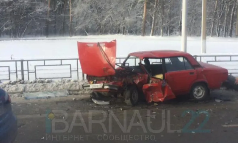 Автомобили разбились в лобовом столкновении в Барнауле