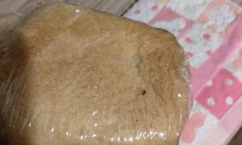 Житель Барнаула купил хлеб с живым тараканом