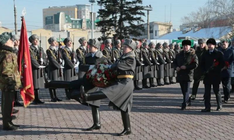 Виктор Томенко возложил цветы к главному мемориальному комплексу Алтайского края